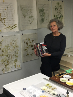 Brigitte Potter-Mail im Atelier 