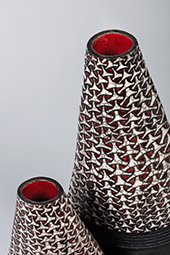 Dagmar Langer, Paar, Gefäßobjekte mit Krone, Raku, 2018 