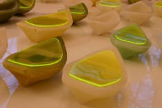 Liz Mields-Kratochwil, Schiffchen, 2011, Wachs, Plexiglas, fluoreszierende Folie